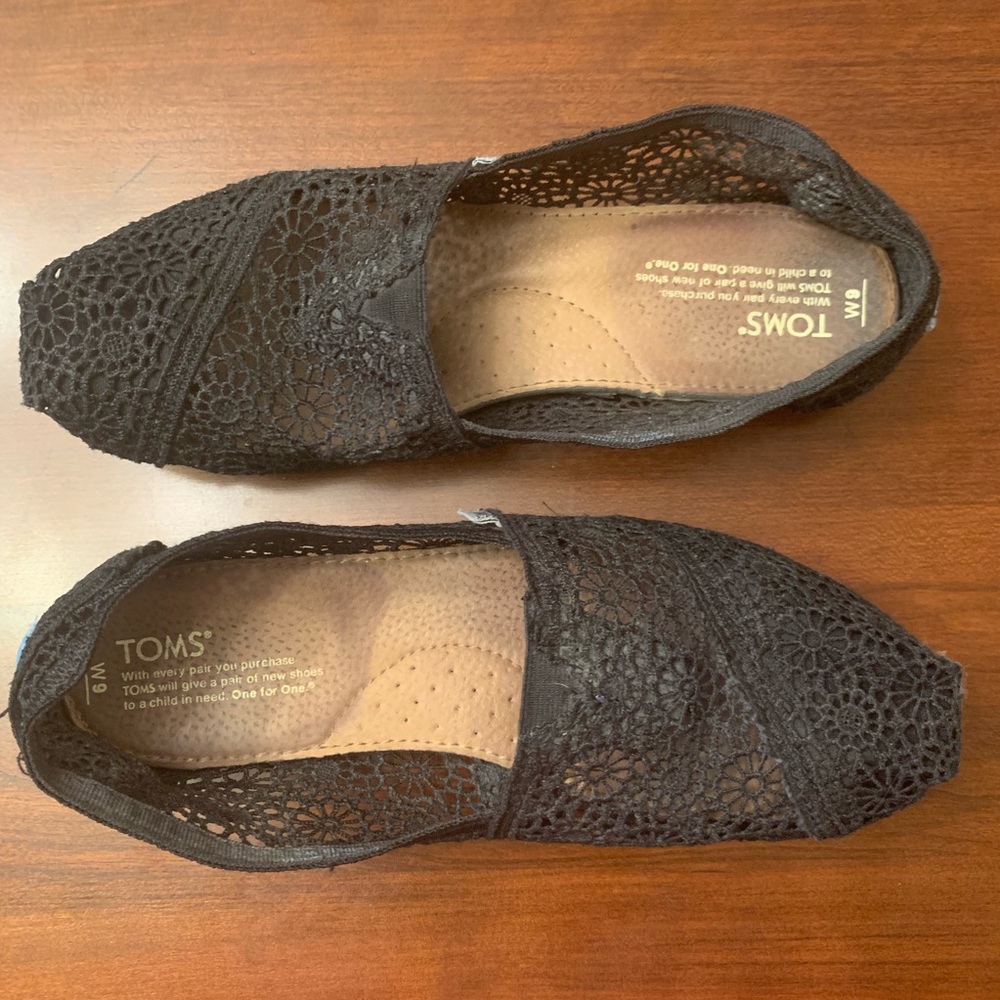 Black lace Toms